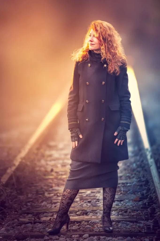 Modella ragazza sole tramonto binari treno rossa redhead