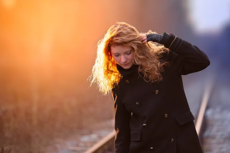 Modella ragazza sole tramonto binari treno rossa redhead