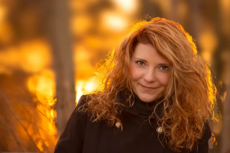 Modella ragazza sole tramonto binari treno rossa redhead